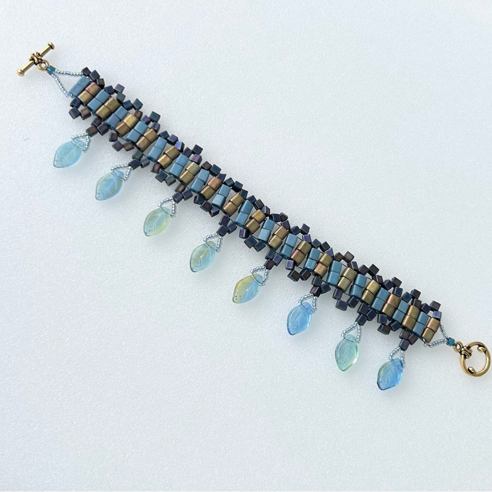 Toggle Glass Bead Bracelet Gold Tone Uranium Glass Leaves Dangle 7”
